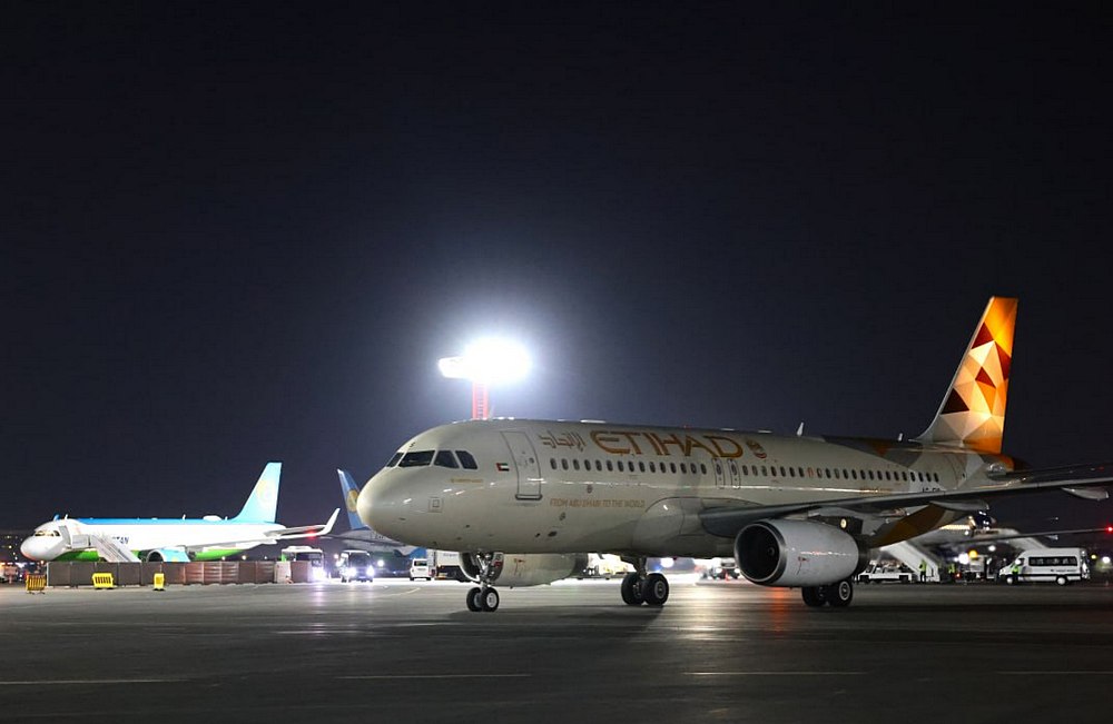 Самолет Airbus A320 эмиратской авиакомпании Emirates в Ташкенте, на фоне самолета Uzbekistan Airways