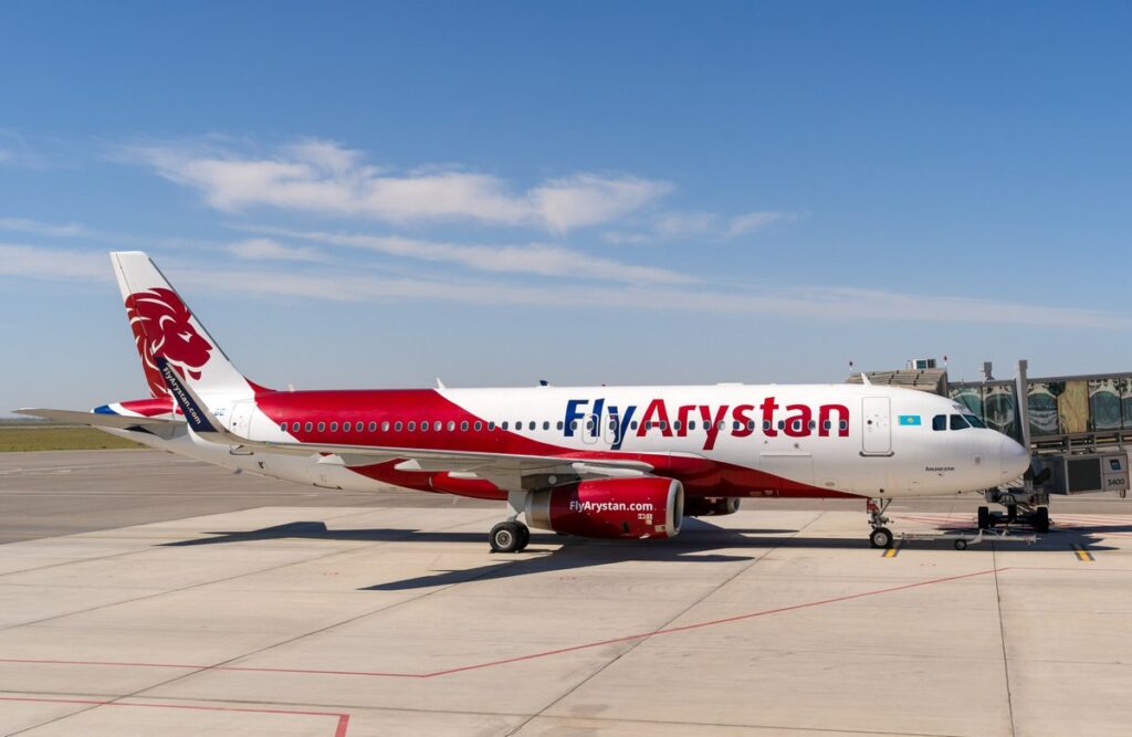 Самолет Airbus A320 бюджетной казахстанской авиакомпании FlyArystan