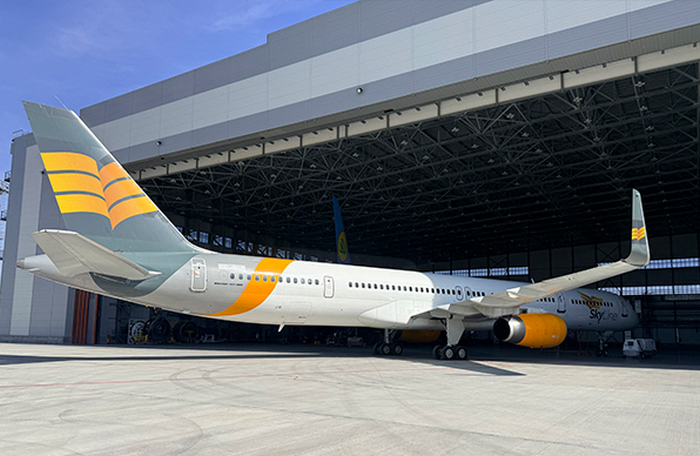 самолет в ангаре компании Uzbekistan Airways Technics