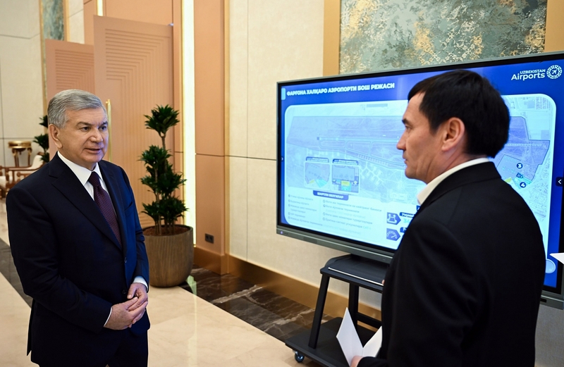 Transport Minister Ilkhom Makhkamov presents the integrated infrastructure development concept for Fergana Airport to President of Uzbekistan Shavkat Mirziyoyev